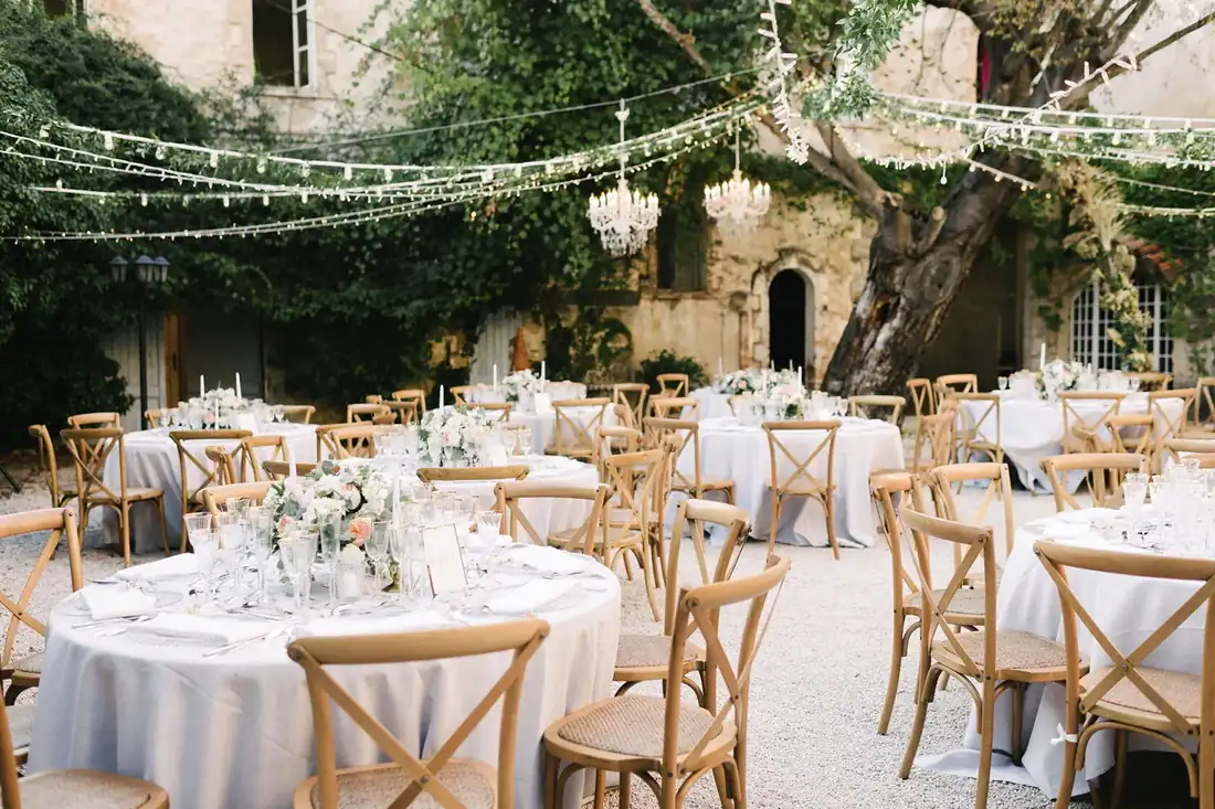 Feierliche Tafel im Château-Innenhof